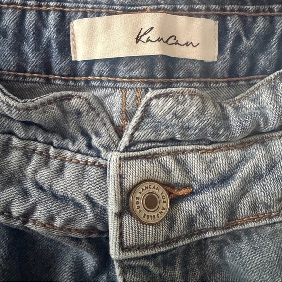 Kancan High Rise Waist Band Detail Distressed Light Wash Mom Jean Size 11/29 - Picture 9 of 10